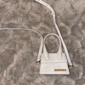Used jacquemus handbag. This bag has visible stains